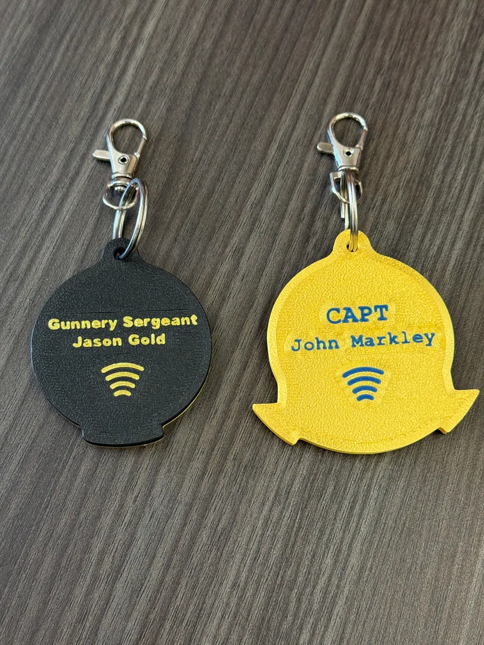 Custom NFC keychains made by Giode3D: 2 nombres de personas